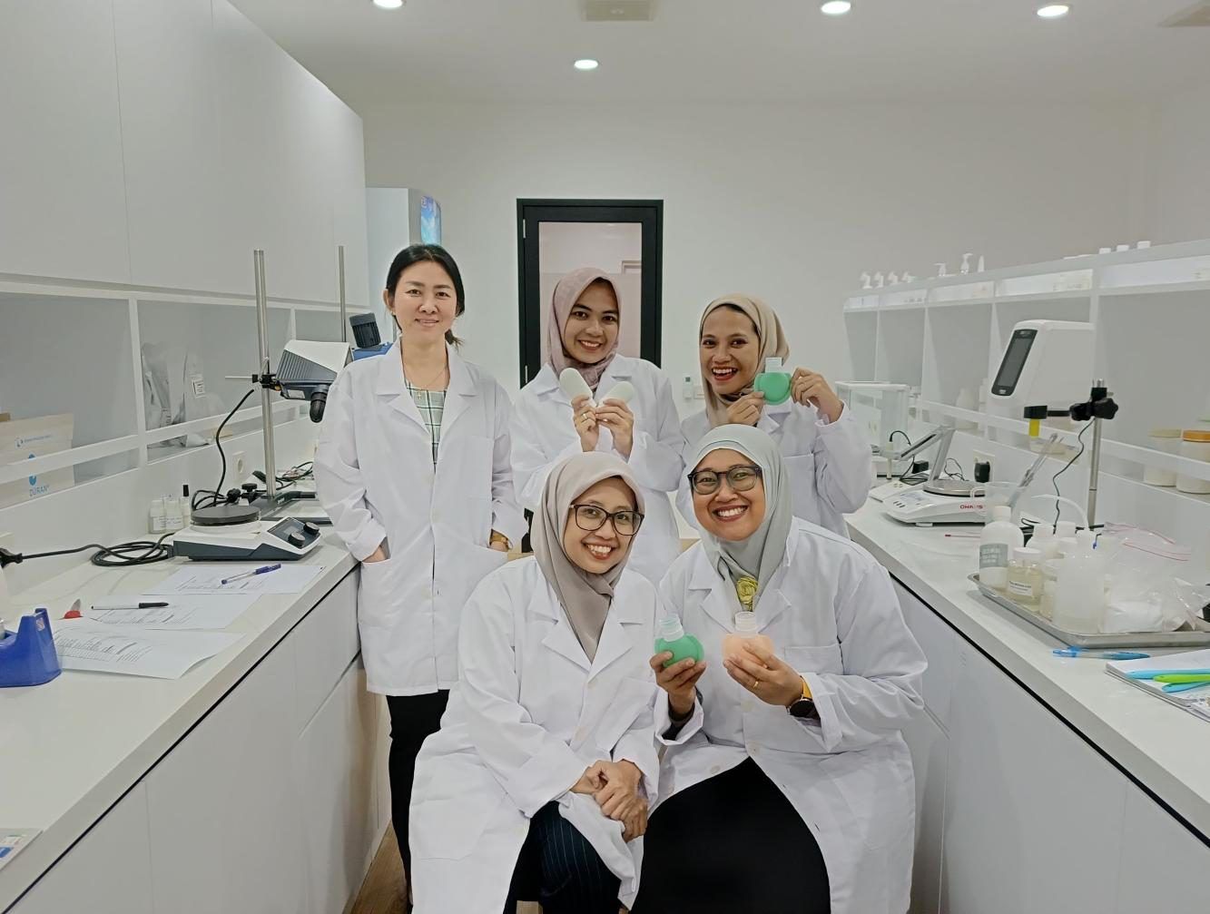 Lab work with a customer in the Artemis application laboratory